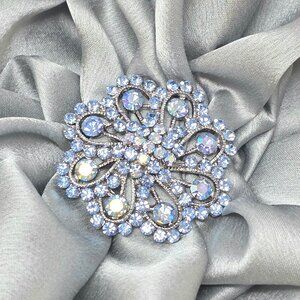 🔥New On Trend Lite Saphire Crystal Cluster Pin